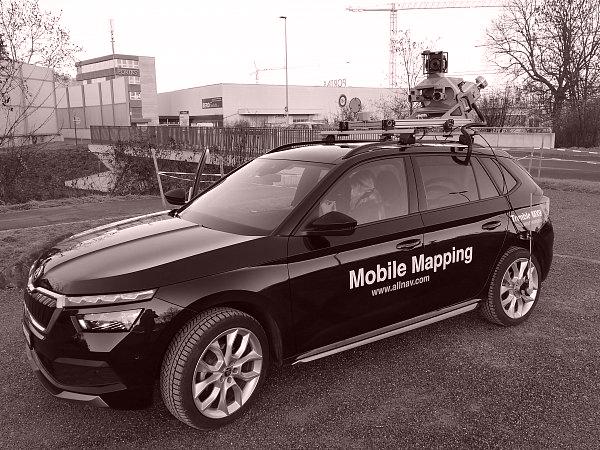 Mobile Mapping Messfahrzeug mit aufgebauter Trimble MX9 Einheit